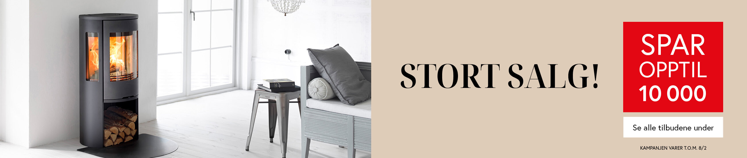 Illustrasjon av stort peissalg med svart peisovn i lys og moderne stue med store vinduer