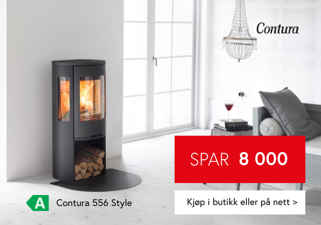 Bilde av en svart peisovn på mursteinsvegg i en lys stue