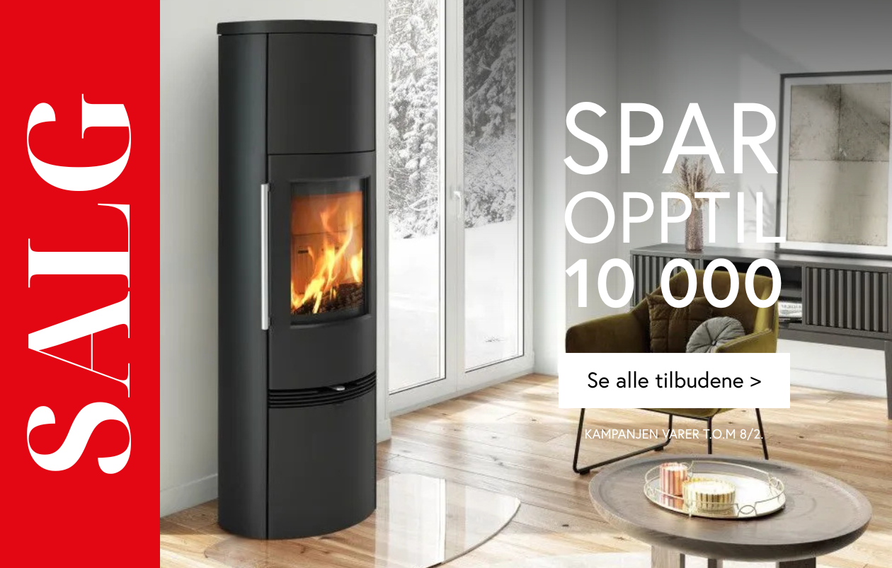 Illustrasjon av stort peissalg med svart peisovn i lys og moderne stue med store vinduer