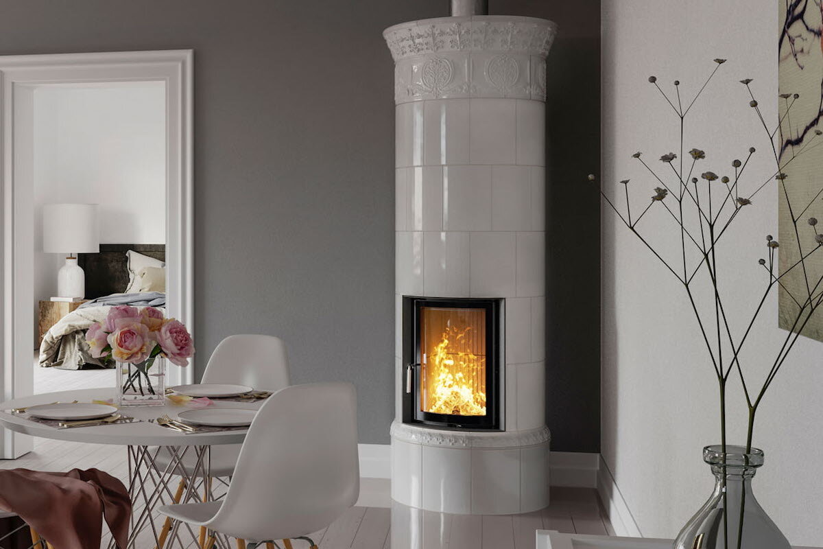 Stue og spisestue som har en hvit kakkelovn som fokus